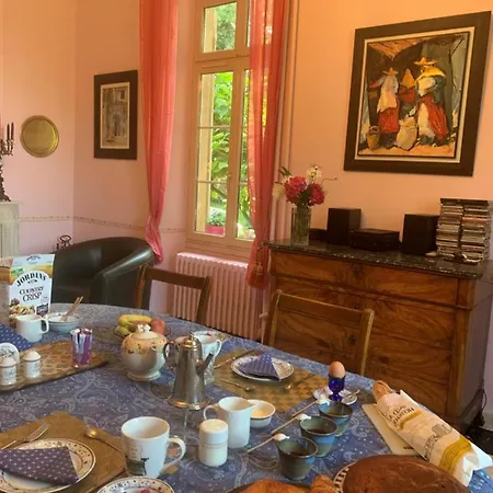 France Petit Chateau Homestay Loue